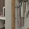 ava12 Kledingkast AVA 150 – 150 cm – Evoke eiken / Kasjmier beige – 2 laden – met spiegel – geribbeld front
